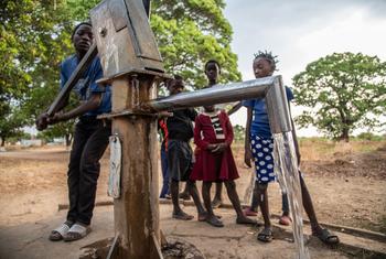 Un proyecto de la agencia de la ONU para el Medio Ambiente está apoyando al gobierno de Zambia para mejorar la seguridad del agua en la escuela primaria de Mukubwe para hacer frente a los impactos de la sequía.