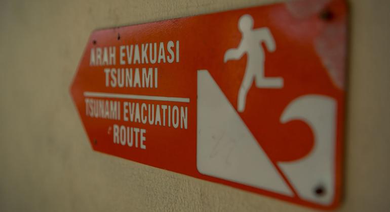Una señal indicando la ruta de evacuación por tsunami en una escuela de Bali.