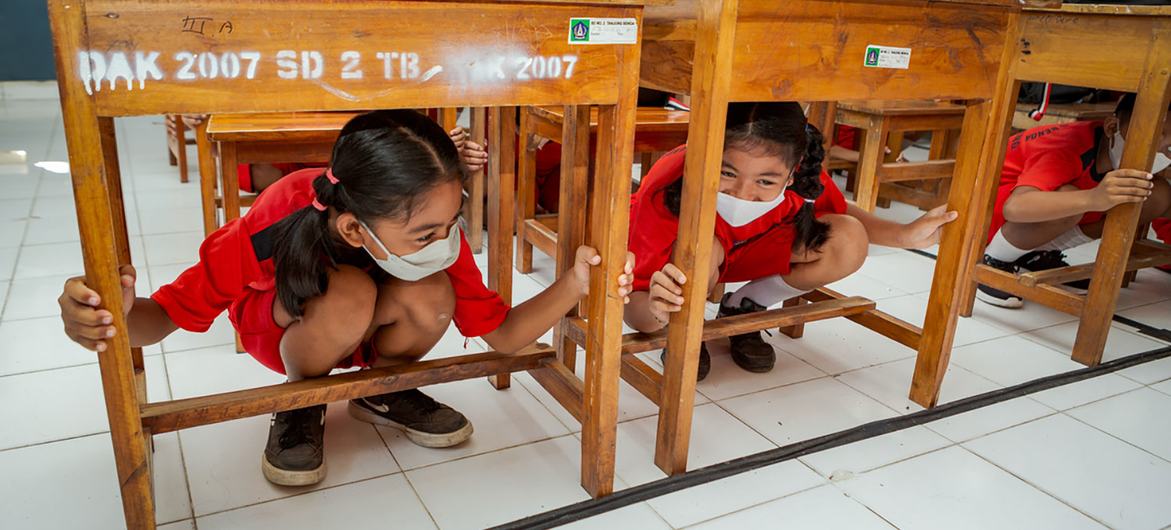 Crianças de uma escola em Bali participam de uma atividade de treinamento de preparação para tsunamis