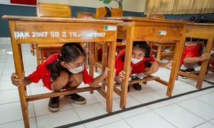Дети на Бали, Индонезия, проходят тренинг по повышению готовности к стихийным бедствиям. 