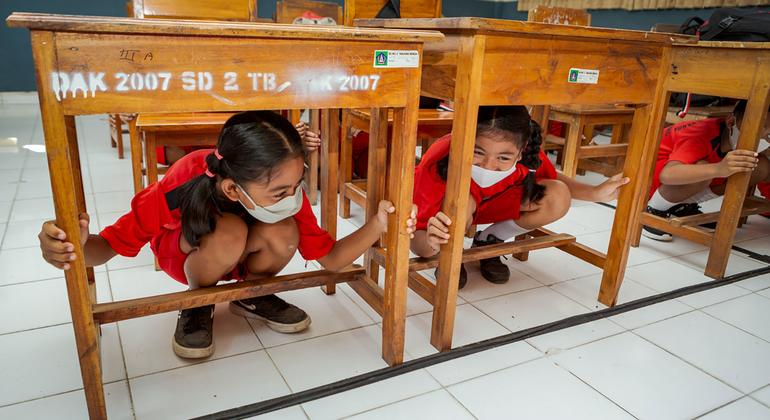 Los niños de una escuela de Bali participan en una actividad de formación sobre la preparación ante un tsunami.