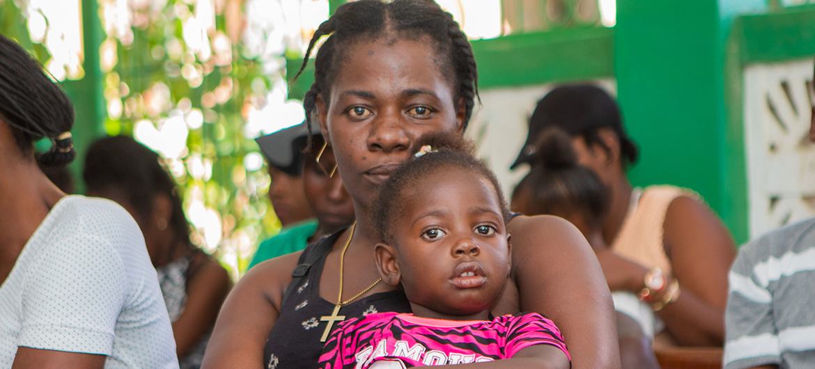 Para ibu menunggu dengan anak-anak mereka untuk divaksinasi di rumah sakit yang didukung UNFPA di Haiti selatan.