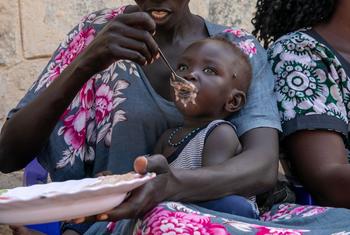 在南苏丹的一个营养点，一名妇女正在给她的孩子喂食。
