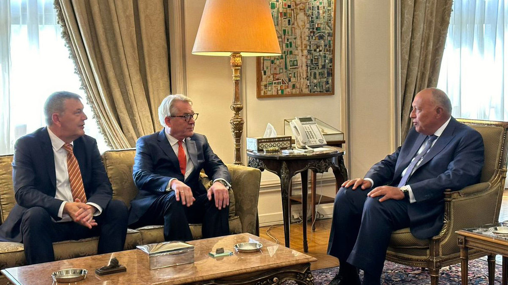 Tor Wennesland (au centre), Coordonnateur spécial des Nations Unies pour le Moyen-Orient, et Philippe Lazzarini, chef de l'agence de secours des Nations Unies pour les réfugiés de Palestine (UNRWA), rencontrent le ministre égyptien des Affaires étrangère…