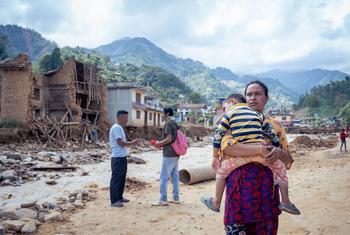 В условиях стихийных бедствий и других чрезвычайных ситуаций женщины часто оказываются в более уязвимом положении, чем мужчины.