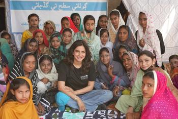 صبا قمر لڑکیوں کے ایک گروپ کے ساتھ۔
