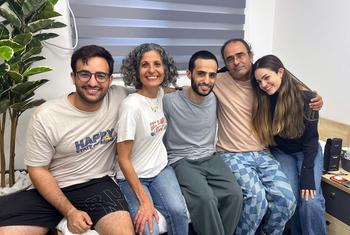 Après 737 jours de détention par le Hamas, Nimrod Cohen (au centre) embrasse sa famille à son retour en Israël, le 13 octobre 2025.