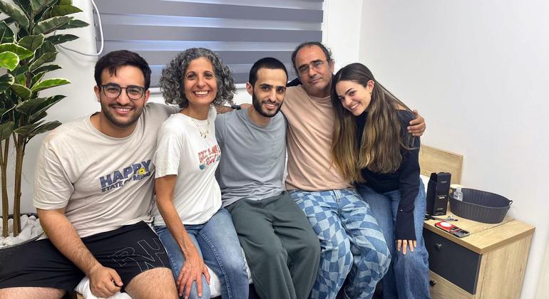 Après 737 jours de détention par le Hamas, Nimrod Cohen (au centre) embrasse sa famille à son retour en Israël, le 13 octobre 2025.
