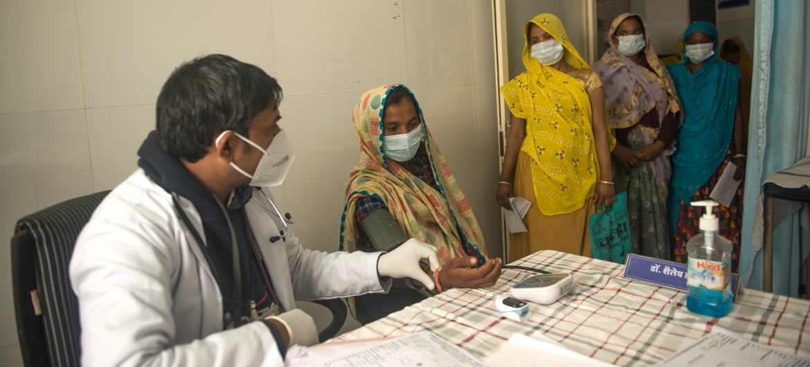 A doctor examines a patient at a health centre in rural India. Rising antimicrobial resistance is making infections harder to treat worldwide. (file photo) A doctor examines a patient at a health centre in rural India. Rising antimicrobial resistance is making infections harder to treat worldwide. (file photo)