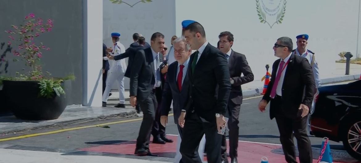 O secretário-geral das Nações Unidas, António Guterres (centro à esquerda), chega a Sharm el-Sheikh, Egito, para participar de uma cúpula sobre a paz em Gaza