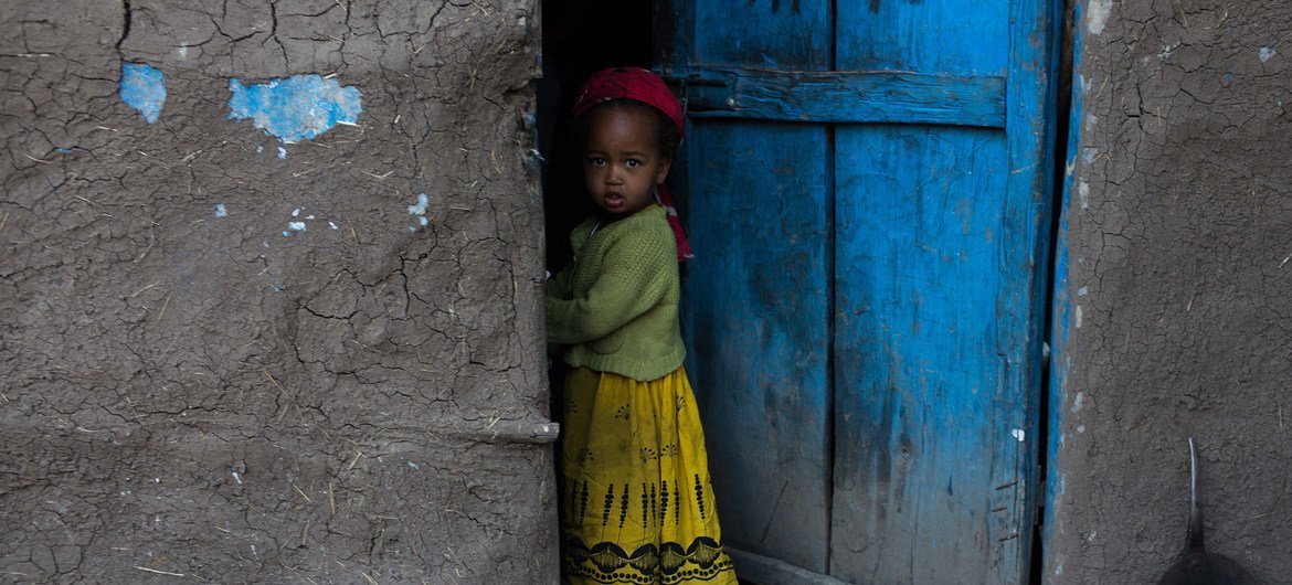 Une fille se tient devant sa maison dans la région du Tigré, en Éthiopie.