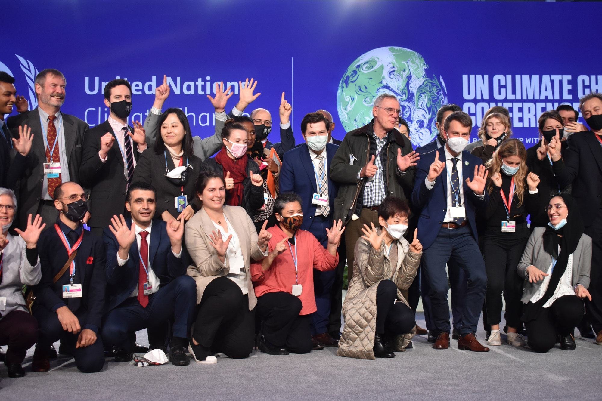 Negociadores marcando la clausura de la cumbre climática de las Naciones Unidas, COP26, que se inauguró en Glasgow, Escocia, el 31 de octubre. La conferencia buscó nuevos compromisos globales para abordar el cambio climático.