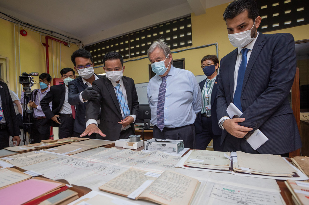 Le Secrétaire général de l'ONU, António Guterres, consulte des documents conservés par les archives du musée du génocide de Tuol Sleng à Phnom Penh, au Cambodge, le site de la tristement célèbre prison de sécurité S-21 des Khmers rouges.