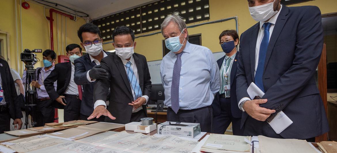 BM Genel Sekreteri António Guterres, Kamboçya'nın Phnom Penh kentindeki Tuol Sleng Soykırım Müzesi arşivlerinde bulunan ve kötü şöhretli Khmer Rouge güvenlik hapishanesi S-21'in bulunduğu belgeleri inceliyor.