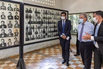 यूएन महासचिव एंतोनियो गुटेरेश, कम्बोडिया में ख़मेर रूज शासन के दौरान बन्दी बनाए गए कुछ लोगों की तस्वीरों को देखते हुए.