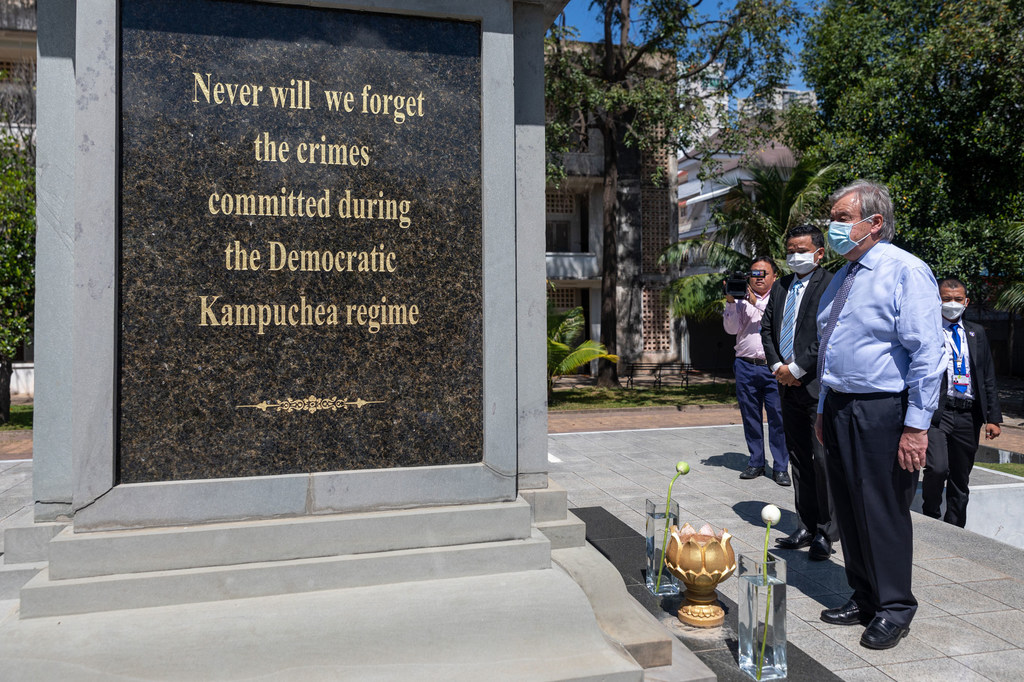 Le Secrétaire général de l'ONU, António Guterres, rend hommage au mémorial aux victimes du régime des Khmers rouges au Musée du génocide de Tuol Sleng à Phnom Penh, au Cambodge.