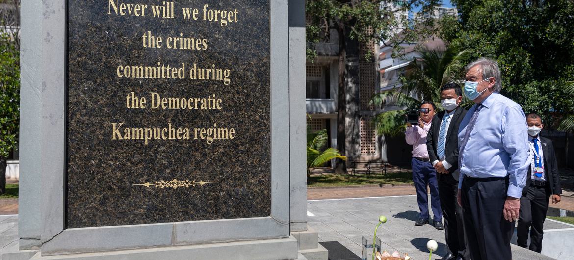 यूएन प्रमुख एंतोनियो गुटेरेश, कम्बोडिया में ख़मेर रूज शासन के दौरान उत्पीड़न व अत्याचार के पीड़ितों को श्रद्धांजलि अर्पित करते हुए.