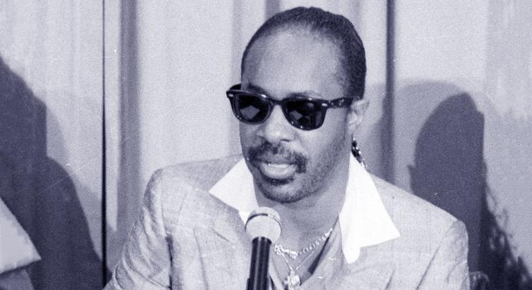 United States singing legend Stevie Wonder describes his commitment against apartheid at a press conference at UN Headquarters in 1985. (file)