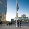 Bandeira das Nações Unidas é hasteada a meio mastro na sede da ONU para homenagear os colegas mortos em Gaza