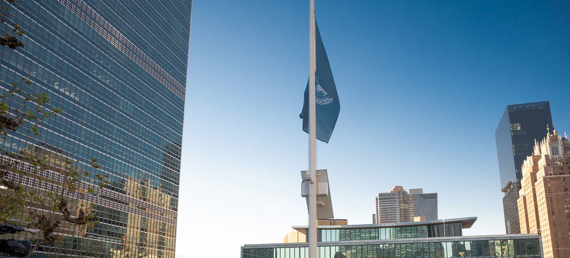 La bandera de las Naciones Unidas está a media asta en la sede de la ONU en homenaje a los colegas muertos en Gaza.