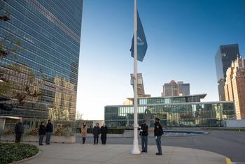 Bandeira das Nações Unidas é hasteada a meio mastro na sede da ONU para homenagear os colegas mortos em Gaza