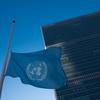 联合国总部降半旗，哀悼在加沙遇难的工作人员。