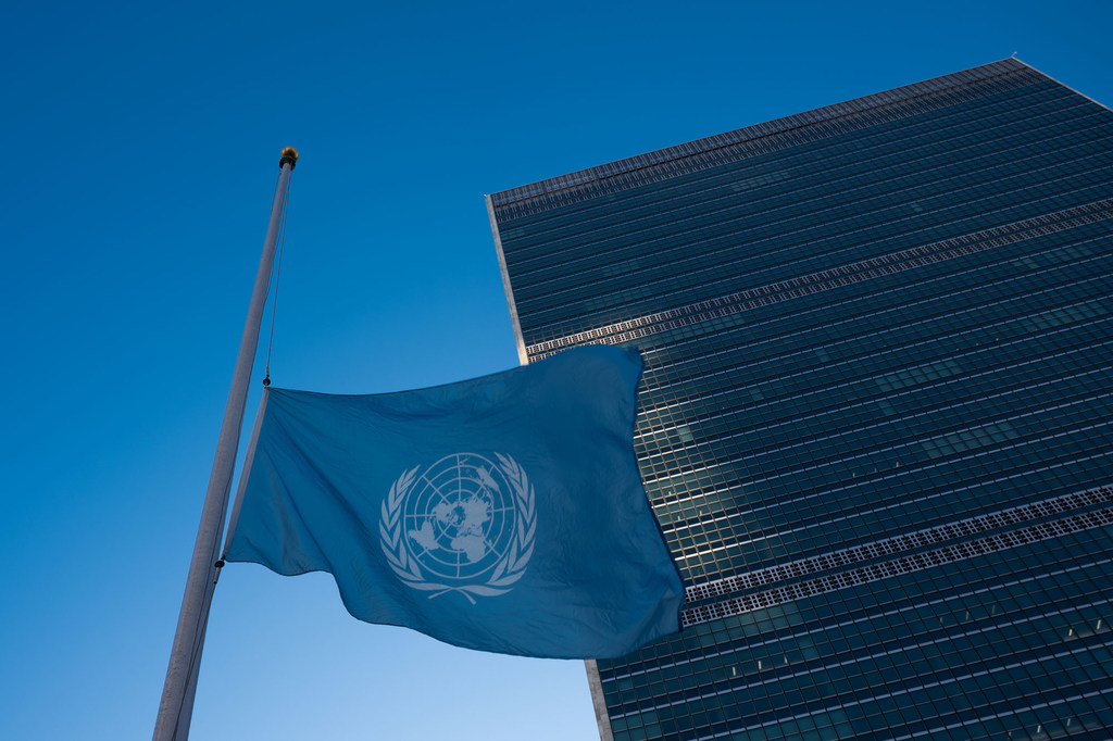La bandera de la ONU ondea a media asta en la sede de Nueva York y en todas las oficinas de las Naciones Unidas en el mundo.