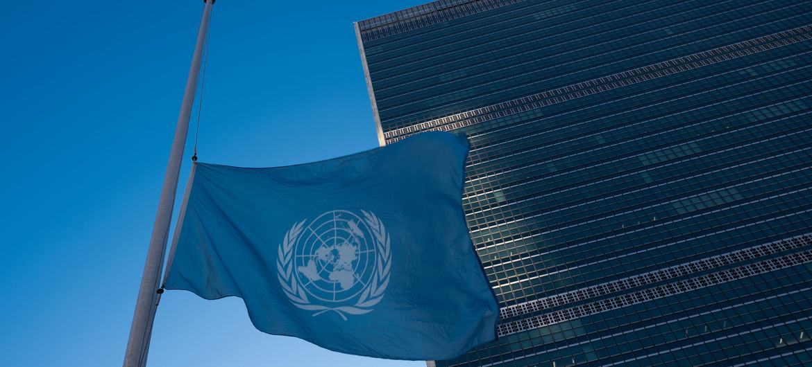 La bandera de la ONU ondea a media asta en la sede de Nueva York y en todas las oficinas de las Naciones Unidas en el mundo.