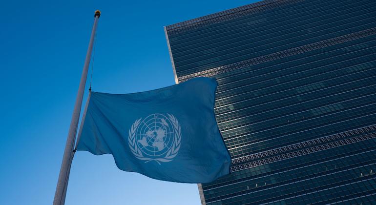 La bandera de la ONU ondea a media asta en la sede de Nueva York y en todas las oficinas de las Naciones Unidas en el mundo.
