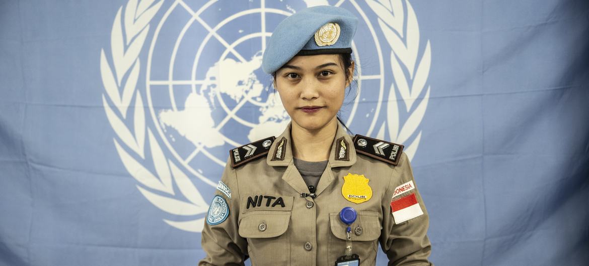الرقيب الأول في الشرطة رينيتا ريسمايانتي، من إندونيسيا، تفوز بجائزة أفضل ضابطة شرطة في الأمم المتحدة لعام 2023.