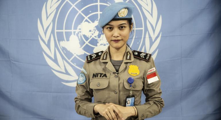 La Sargento Primero de Policía Renita Rismayanti, de Indonesia, gana el Premio a la Mujer Policía del Año 2023 de las Naciones Unidas.