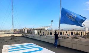 لبنان کے شہر بیروت میں انرا کے علاقائی دفتر میں اقوام متحدہ کا جھنڈا سرنگوں کیا جا رہا ہے (فائل فوٹو)۔