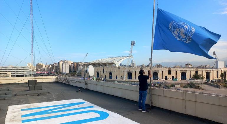 لبنان کے شہر بیروت میں انرا کے علاقائی دفتر میں اقوام متحدہ کا جھنڈا سرنگوں کیا جا رہا ہے (فائل فوٹو)۔