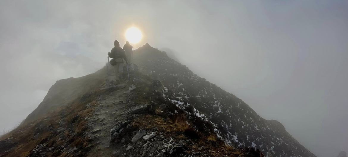 A região de Langtang, no Nepal, com as suas altas montanhas, é particularmente vulnerável às alterações climáticas. O aumento das temperaturas levou a anomalias de queda de neve e risco de inundação de lagos glaciais