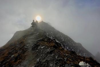 A região de Langtang, no Nepal, com as suas altas montanhas, é particularmente vulnerável às alterações climáticas. O aumento das temperaturas levou a anomalias de queda de neve e risco de inundação de lagos glaciais