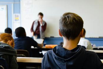 O documento adverte que muitos países têm vivenciado quedas acentuadas nas habilidades acadêmicas dos alunos especialmente em relação à leitura e matemática