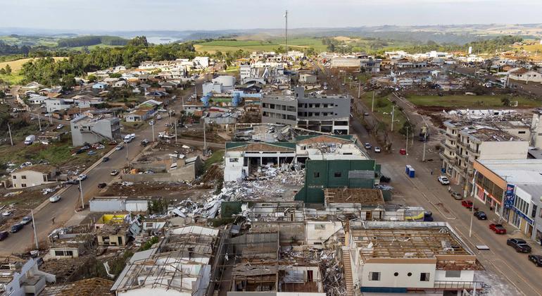 Imóveis em Rio Bonito do Iguaçu, no Brasil, afetados pelo tornado.