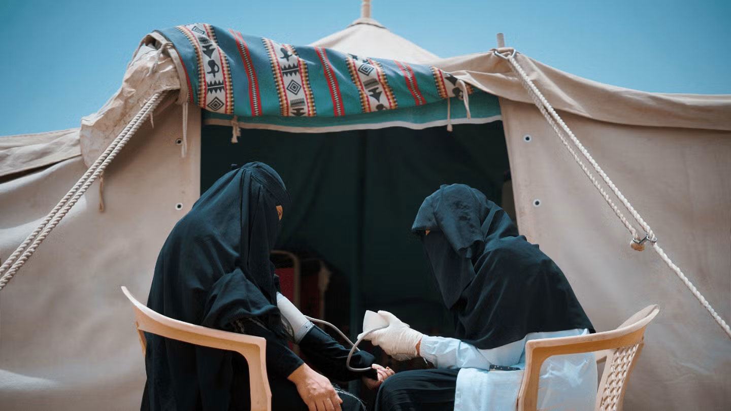 Une sage-femme d'une clinique mobile de l'UNFPA examine une femme enceinte dans un camp de déplacés à Marib, au Yémen.