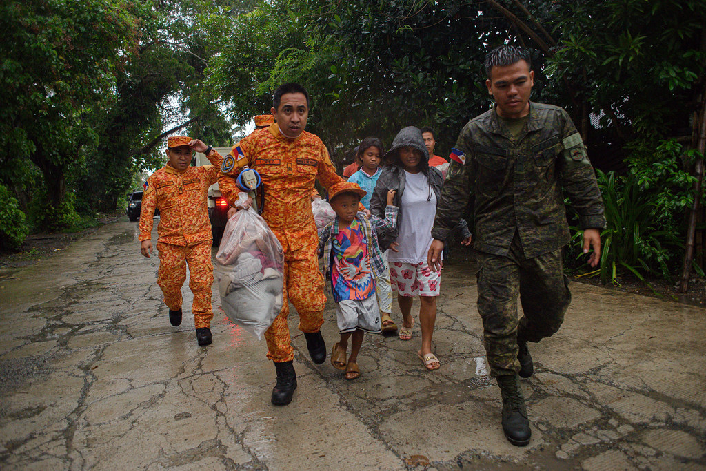 Les habitants du barangay Reserva ont été évacués quelques heures avant que le typhon Fung-wong ne touche terre dans la province d'Aurora, aux Philippines.