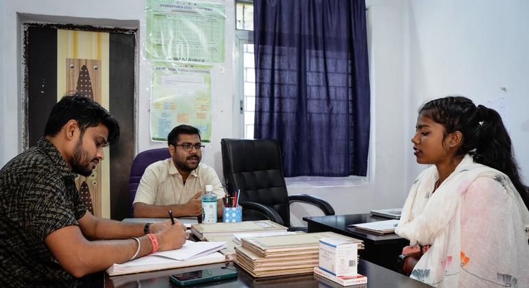 नियमित जाँच के लिए अस्पताल पहुँची सुरेखा.