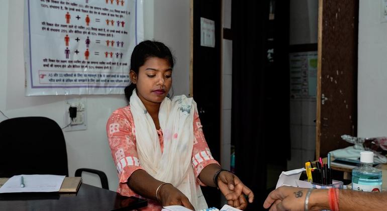 सुरेखा को राष्ट्रीय स्वास्थ्य मिशन के तहत हेल्थ कार्ड मिला, जिससे उन्हें मुफ़्त दवाइयाँ, मासिक ब्लड टेस्ट और अस्पताल आने-जाने के लिए यात्रा भत्ता मिलने लगा.