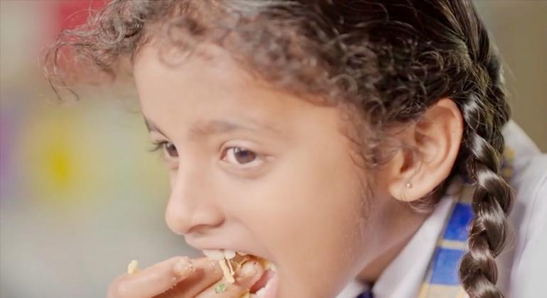 श्रीलंका में एक स्कूली छात्रा पोषक तत्वों से सुदृढ़ भोजन खाती हुई. यहाँ डब्ल्यूएफ़पी, सरकार के साथ मिलकर पोषक भोजन उपलब्ध करा रहा है.