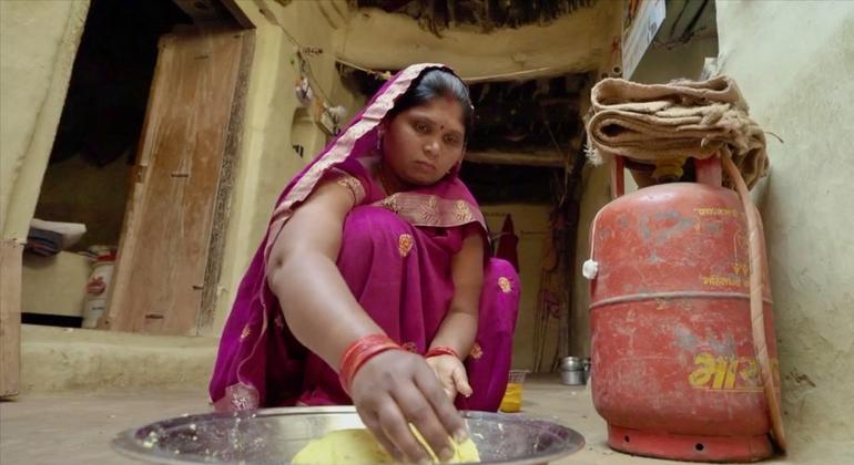 सूर्यकली विश्वकर्मा कहती हैं कि पोषक तत्वों से भरपूर यह चावल, जिसे वह पकाने के लिए तैयार कर रही हैं, उनके परिवार को स्वस्थ रखने में मदद करता है.