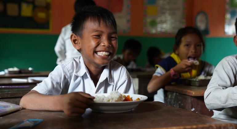 कम्बोडिया में एक स्कूली छात्र डब्ल्यूएफ़पी समर्थित पोषक, सुदृढ़ चावल वाला भोजन खाते हुए.