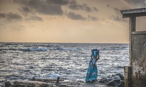 Синегал - одна из немногих стран, которые разработали план по адаптации к последствиям изменения климата. На фото жительница рыбацкого поселка в Синегале. 