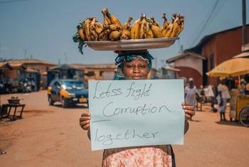 Une vendeuse de fruits manifeste contre la corruption au Ghana.