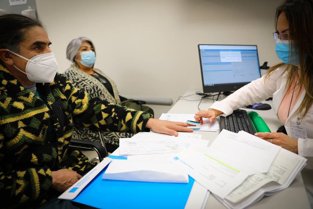 La doctora Maury midiendo el pulso a los pacientes en Santiago de Chile.