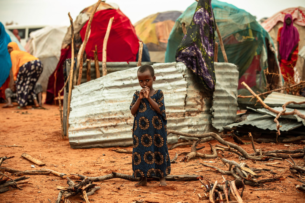 Une jeune fille somalienne se tient debout dans un camp de personnes déplacées à Dollow, en Somalie, en octobre 2022.