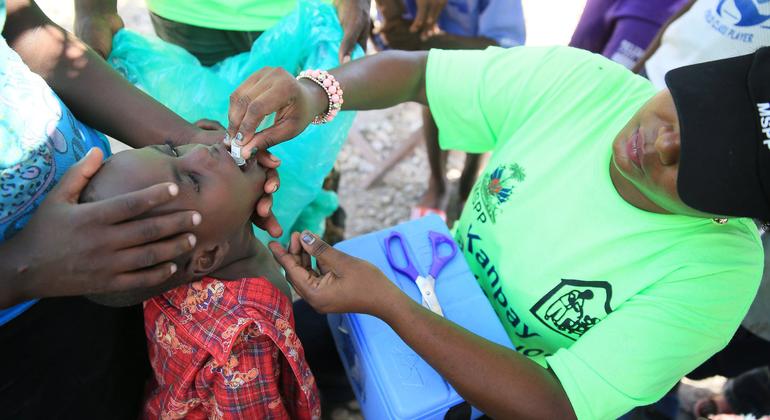 Un garçon reçoit un vaccin contre le choléra en Haïti (photo d'archives).