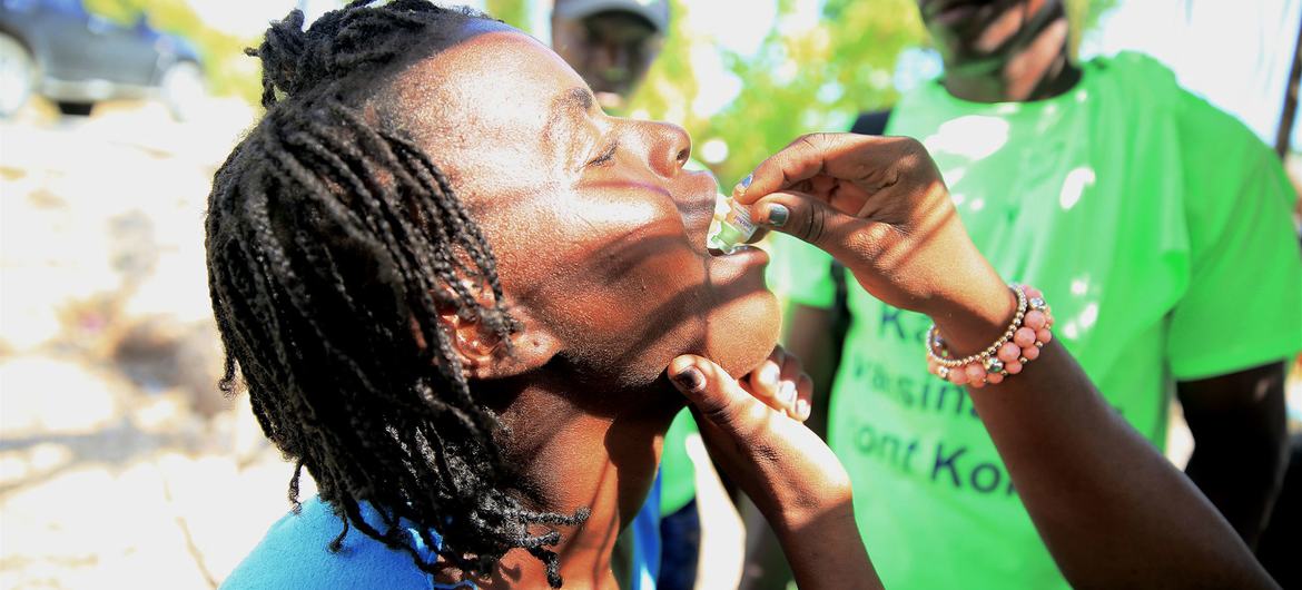 一名海地妇女在接种霍乱疫苗。（资料图片）